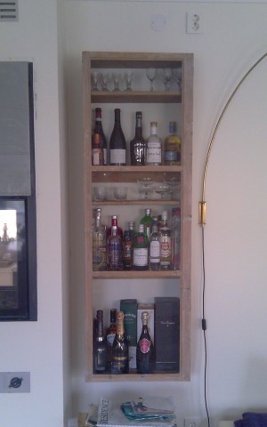 Rustikt vitrinskåp av betsad furu, med dörrar av gamla fönster.